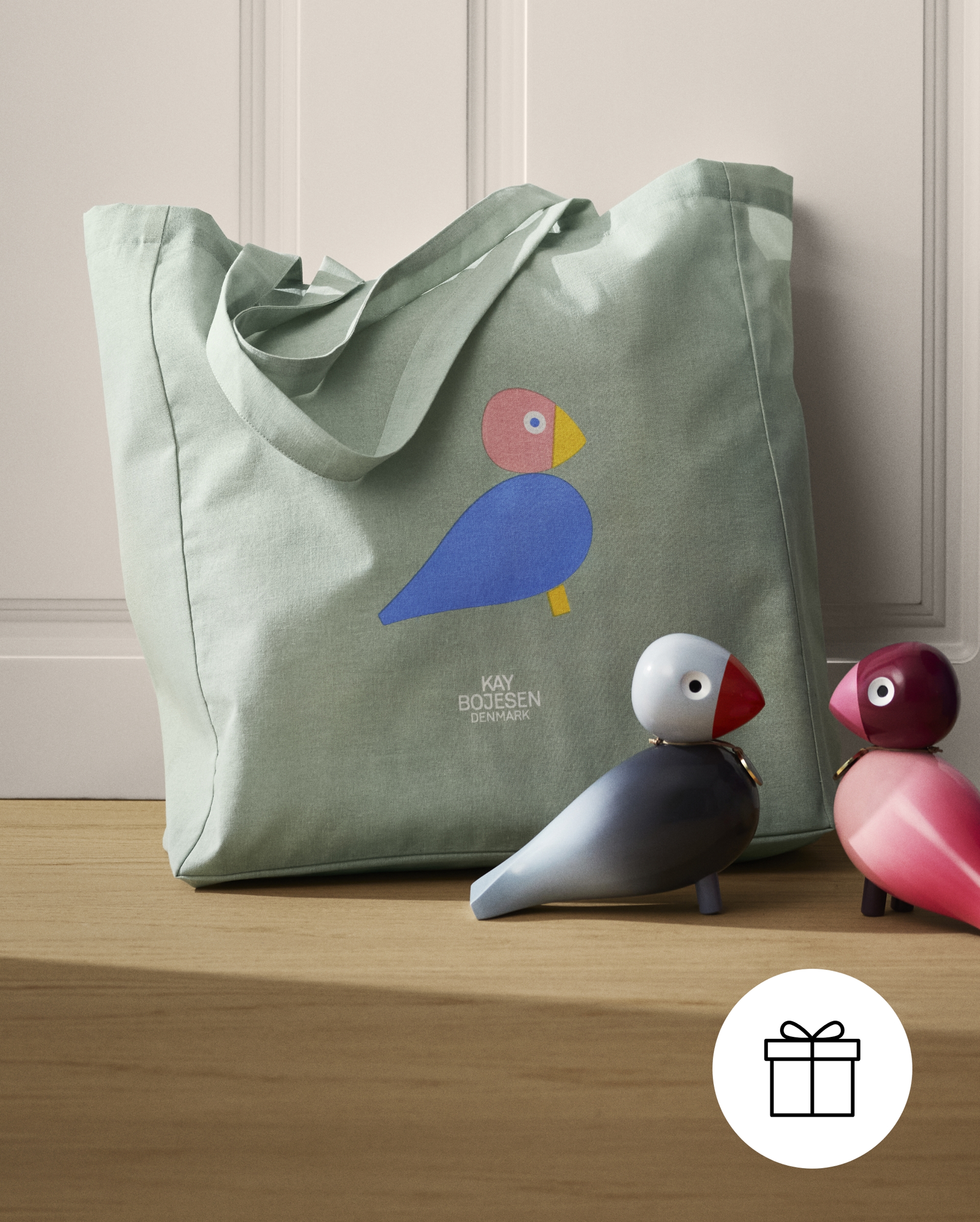 Kay Bojesen tote bag med motiv og Kay Bojesen Story Birds. figurer plassert i et lyst interiør.