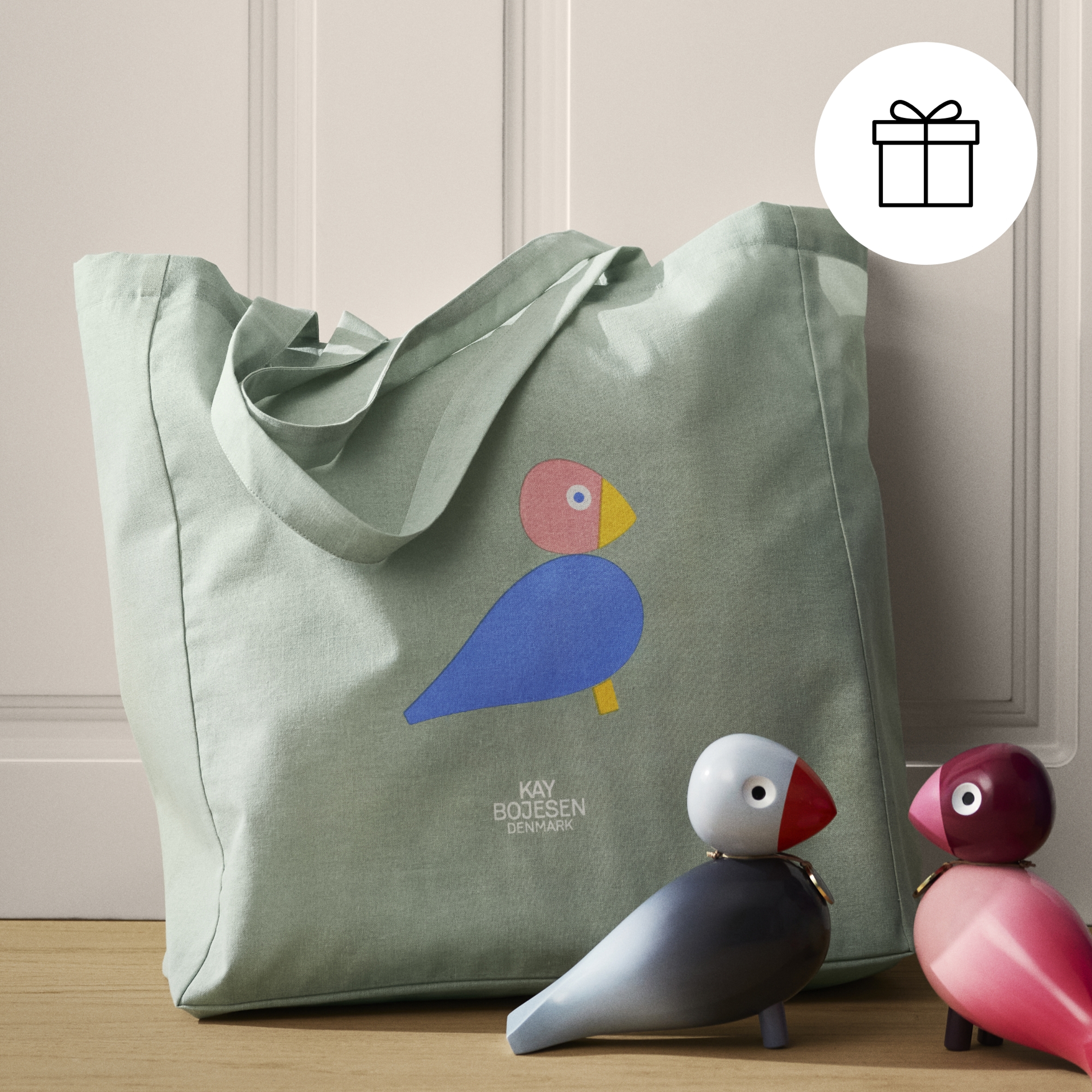 Kay Bojesen tote bag med motiv och Kay Bojesen Story Birds. figurer placerade i ljus miljö.