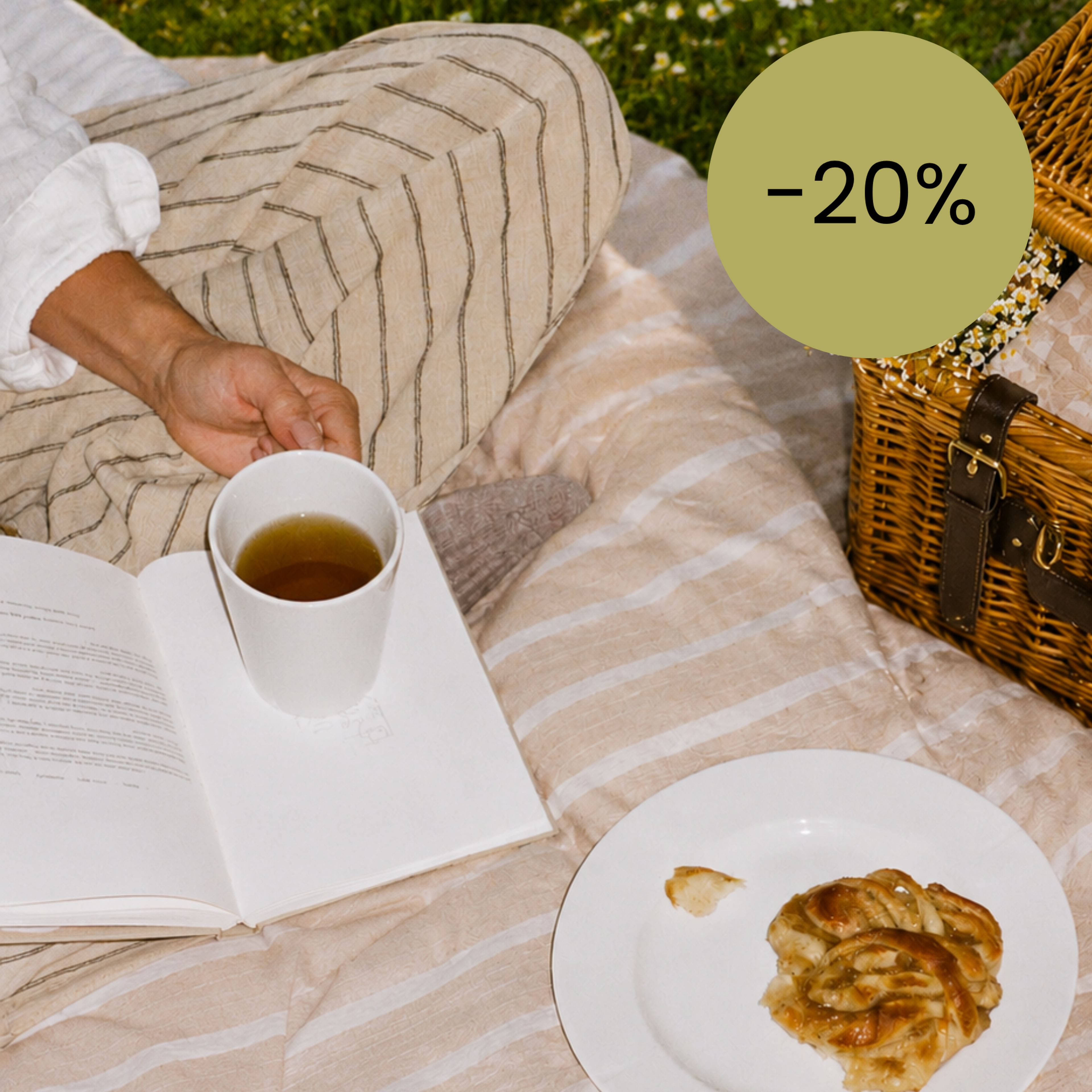 Spara 20 % på Rosendahl: tekopp, bakverk och korg på randig filt i mysig utemiljö