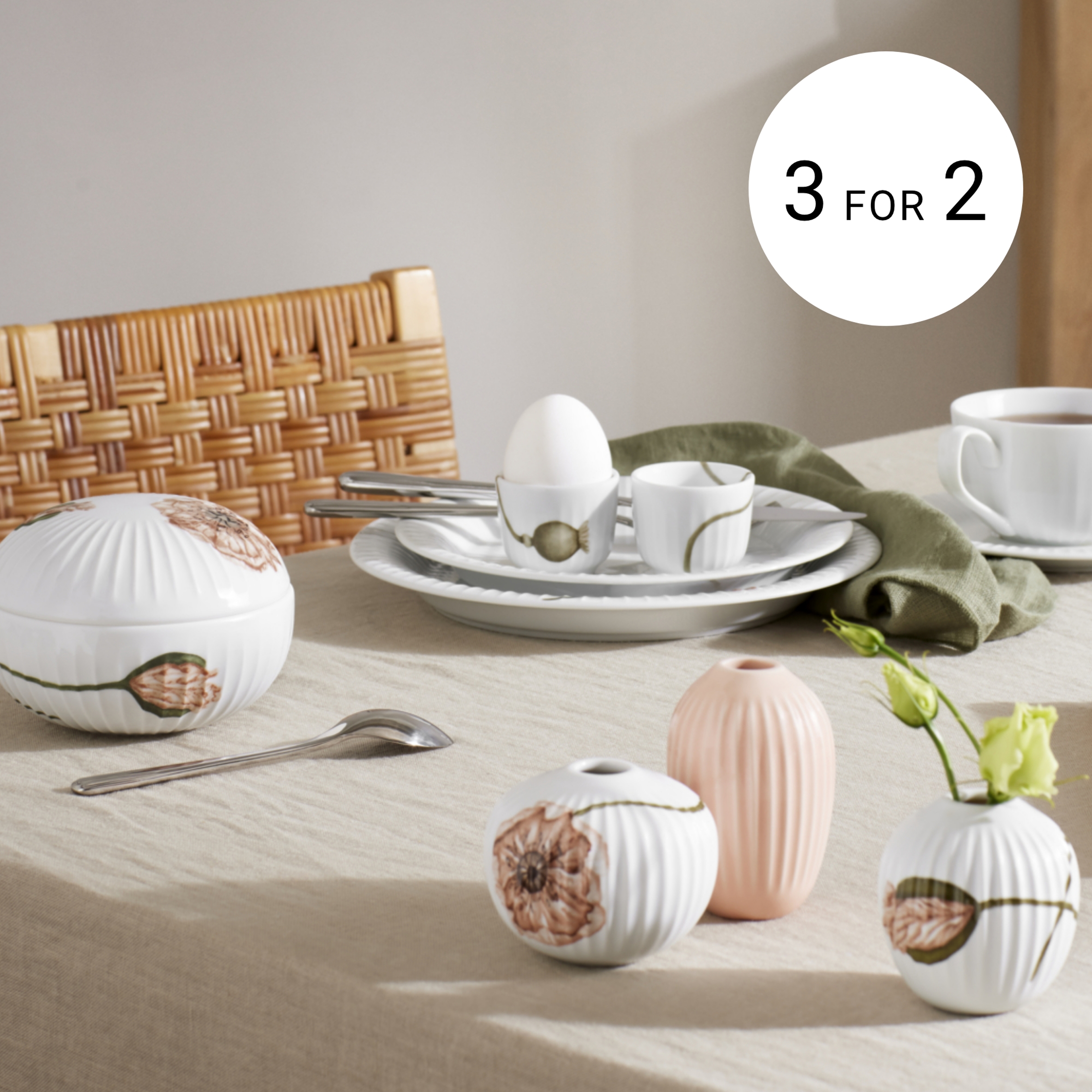 Kähler Hammershøi vase med blomster på bord, stilrent dansk design i lyse farver